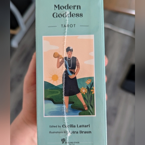 Modern Goddess Tarot Deck - Picture 3 of 4